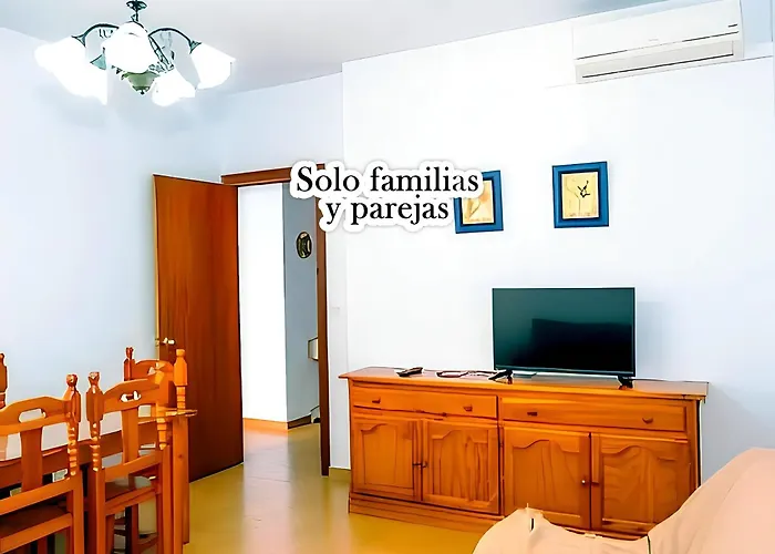 Apartamento Centrico En Conil Con Balcon Privado, Aire Acondicionado Y Garaje Para Familia